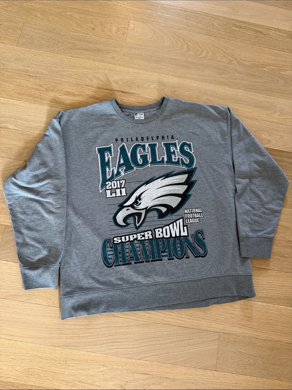 NFL Gray Philadelphia Eagles Graphic Crewneck with Green Accents men’s XL
